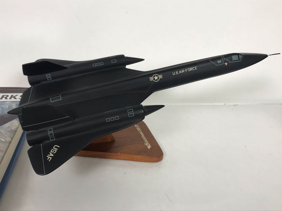 Skunk Works Lockheed SR-71 Model Airplane (Slight Damage To Nose), Skunk Works First Edition Hardcover Book By Ben R. Rich & Leo Janos, (2) Lockheed 50th Anniversay Metal Keychains 1932-1982 [Photo 9]