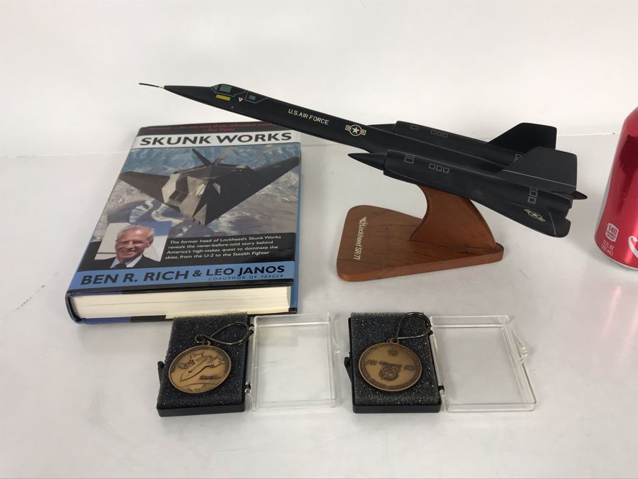 Skunk Works Lockheed SR-71 Model Airplane (Slight Damage To Nose), Skunk Works First Edition Hardcover Book By Ben R. Rich & Leo Janos, (2) Lockheed 50th Anniversay Metal Keychains 1932-1982 [Photo 11]