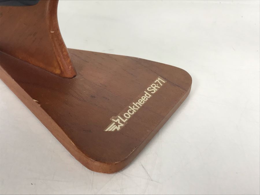 Skunk Works Lockheed SR-71 Model Airplane (Slight Damage To Nose), Skunk Works First Edition Hardcover Book By Ben R. Rich & Leo Janos, (2) Lockheed 50th Anniversay Metal Keychains 1932-1982 [Photo 5]