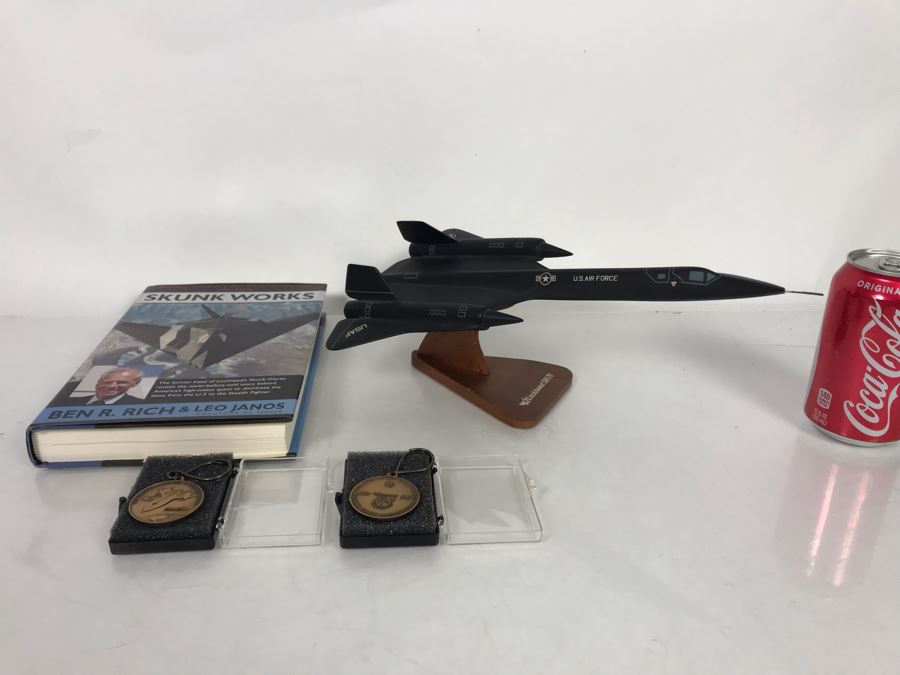 Skunk Works Lockheed SR-71 Model Airplane (Slight Damage To Nose), Skunk Works First Edition Hardcover Book By Ben R. Rich & Leo Janos, (2) Lockheed 50th Anniversay Metal Keychains 1932-1982 [Photo 3]