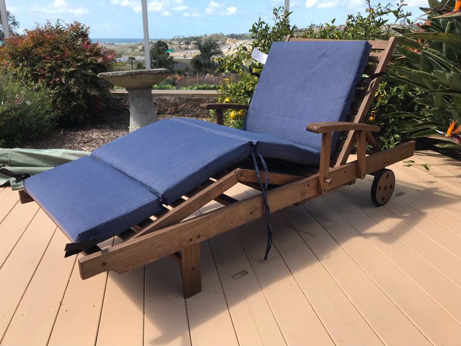 Wooden Chaise Lounge Chair With Seat Cushion [Photo 2]