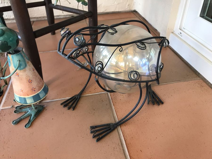 Patriotic Antique Chair Seat Converted To Planter, Metal 2-Tier Planter With (2) Potted Plants And (5) Decorative Frog Sculptures Figurines [Photo 5]