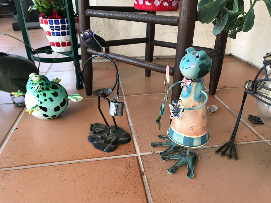 Patriotic Antique Chair Seat Converted To Planter, Metal 2-Tier Planter With (2) Potted Plants And (5) Decorative Frog Sculptures Figurines [Photo 6]