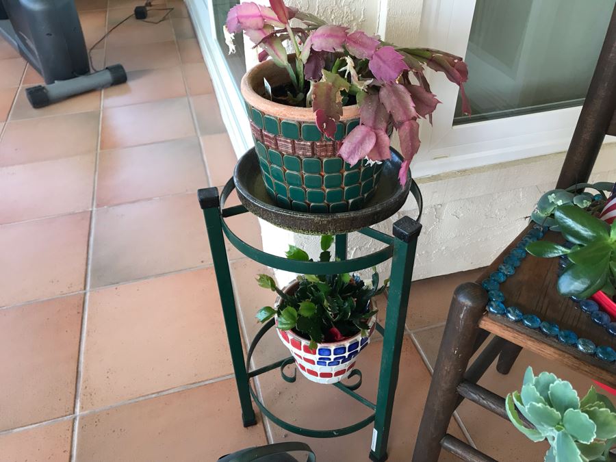 Patriotic Antique Chair Seat Converted To Planter, Metal 2-Tier Planter With (2) Potted Plants And (5) Decorative Frog Sculptures Figurines [Photo 8]
