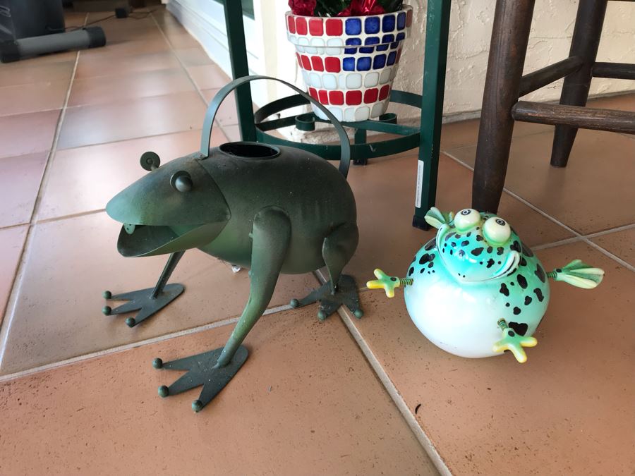 Patriotic Antique Chair Seat Converted To Planter, Metal 2-Tier Planter With (2) Potted Plants And (5) Decorative Frog Sculptures Figurines [Photo 7]