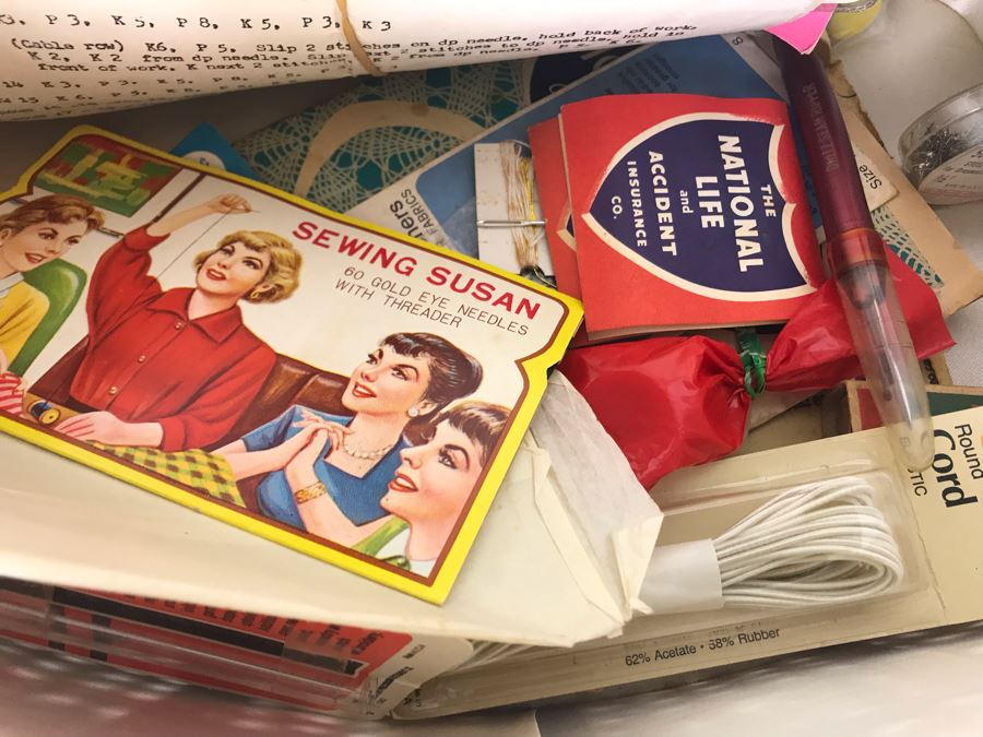 Vintage Mid-Century Footed Sewing Box With Various Sewing Supplies Including Wiss Shears - See Photos [Photo 10]