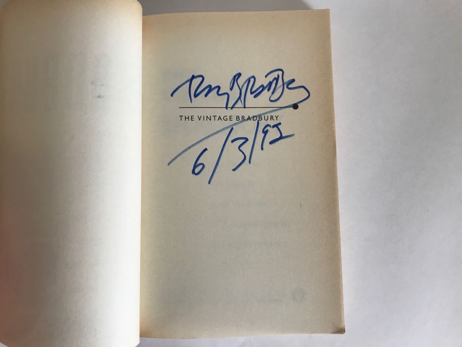 Signed Ray Bradbury Paperback Book: The Vintage Bradbury 1990 [Photo 4]