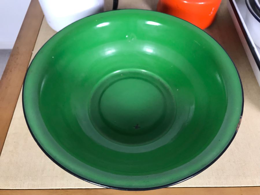 17-Piece Vintage Metal Enamelware Collection [Photo 6]