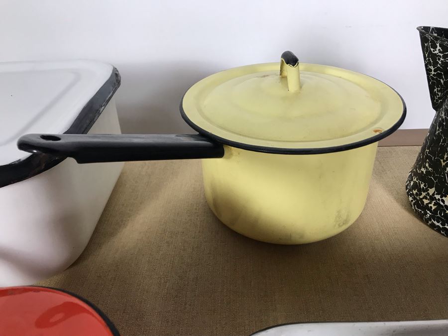 17-Piece Vintage Metal Enamelware Collection [Photo 8]