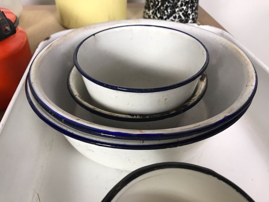 17-Piece Vintage Metal Enamelware Collection [Photo 4]