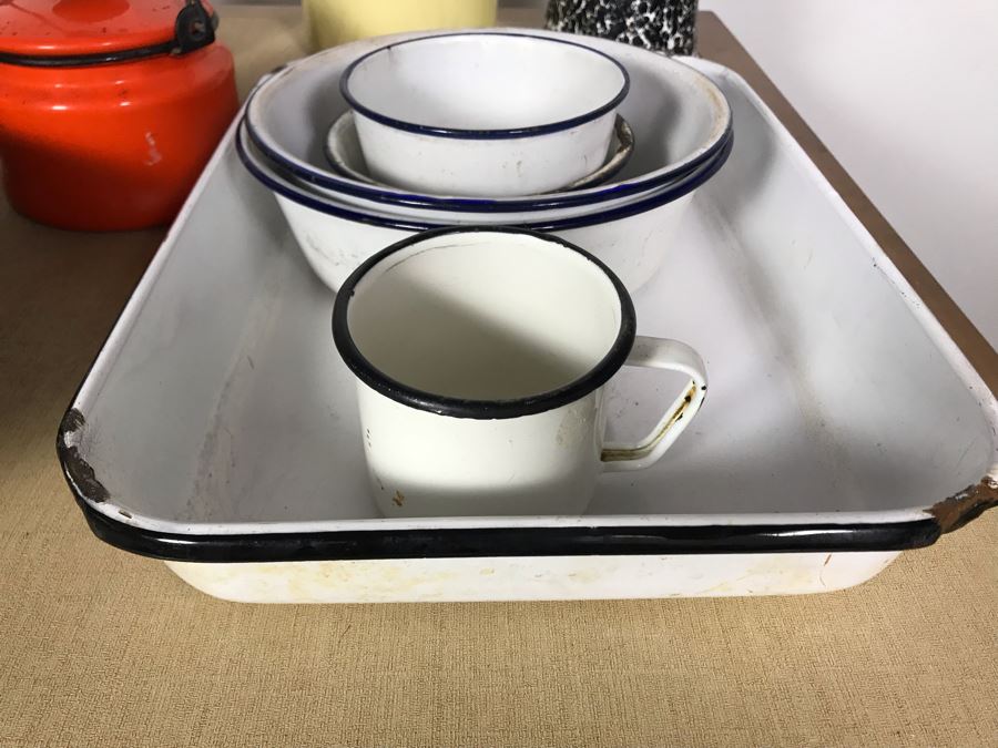 17-Piece Vintage Metal Enamelware Collection [Photo 5]