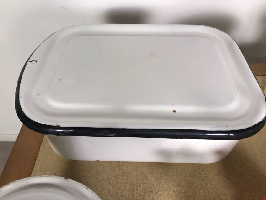 17-Piece Vintage Metal Enamelware Collection [Photo 9]