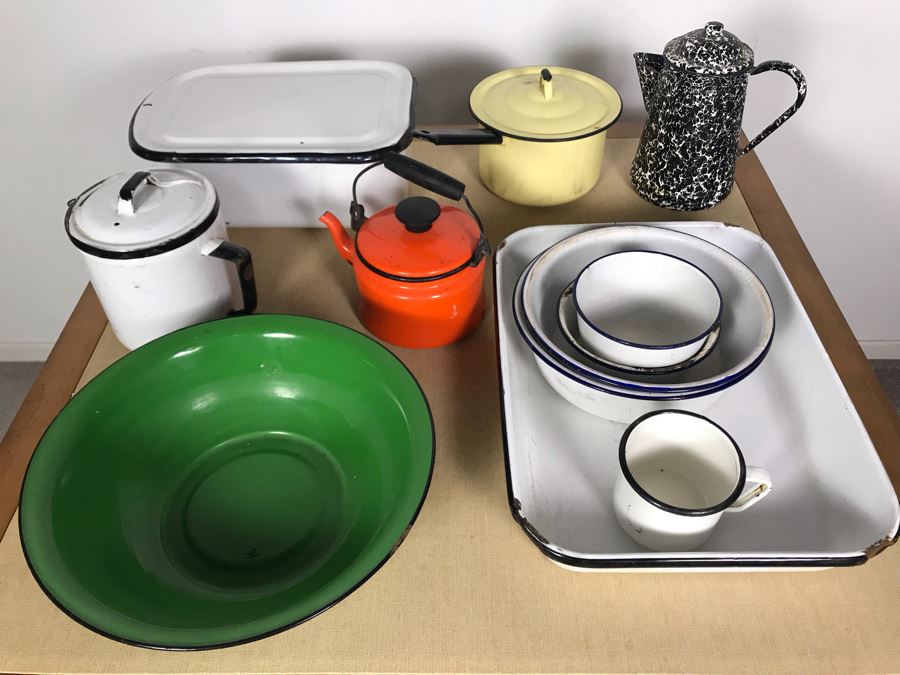 17-Piece Vintage Metal Enamelware Collection [Photo 2]