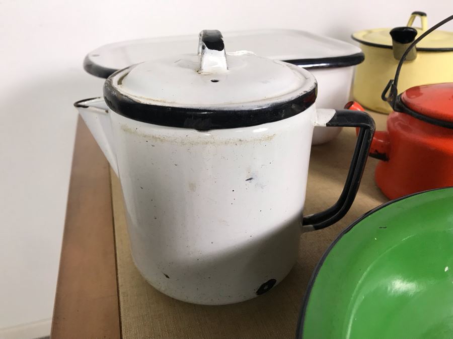 17-Piece Vintage Metal Enamelware Collection [Photo 7]
