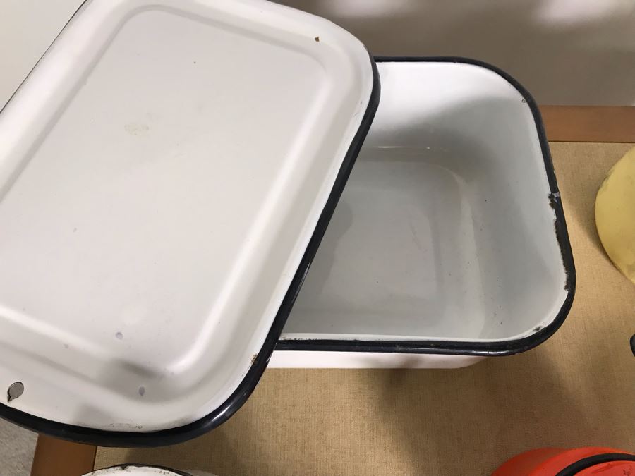 17-Piece Vintage Metal Enamelware Collection [Photo 10]