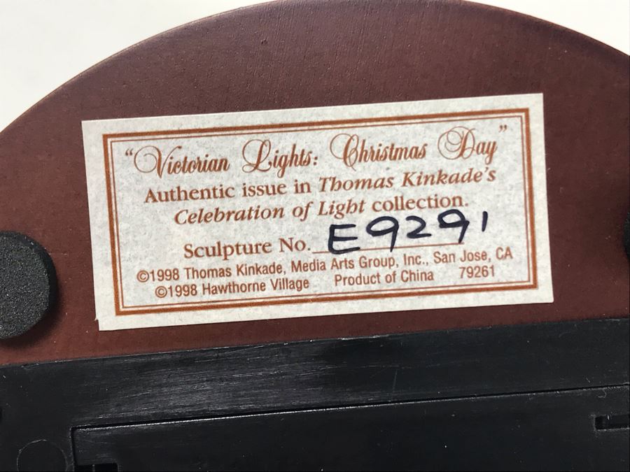 Thomas Kinkade Hawthorne Village Victorian Lights: Christmas Day Village Sculpture Figurine [Photo 6]