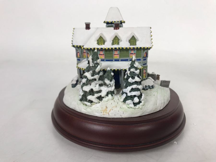 Thomas Kinkade Hawthorne Village Victorian Lights: Christmas Day Village Sculpture Figurine [Photo 3]