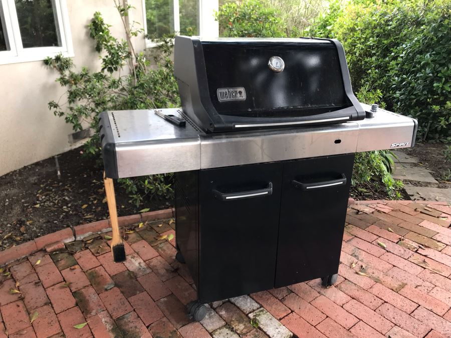 Weber Spirit Outdoor Gas Grill With Cover [Photo 1]