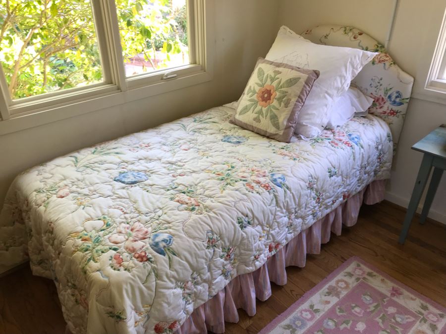 Pair Of Twin Beds, All Bedding, Pillows, Metal Bed Frames, Mattresses And Boxsprings [Photo 4]