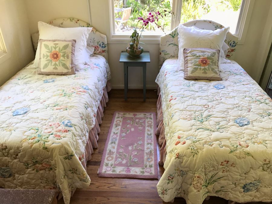 Pair Of Twin Beds, All Bedding, Pillows, Metal Bed Frames, Mattresses And Boxsprings [Photo 2]