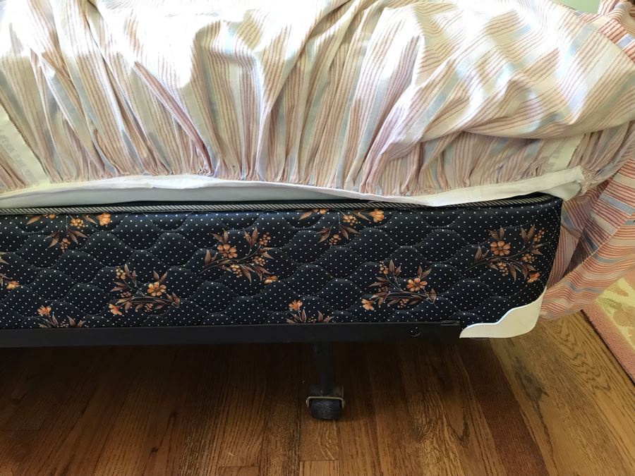 Pair Of Twin Beds, All Bedding, Pillows, Metal Bed Frames, Mattresses And Boxsprings [Photo 10]