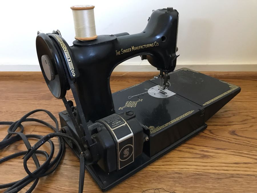 Vintage Singer Featherweight Sewing Machine 15W X 7D X 10H