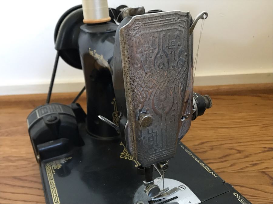 Vintage Singer Featherweight Sewing Machine 15W X 7D X 10H [Photo 12]