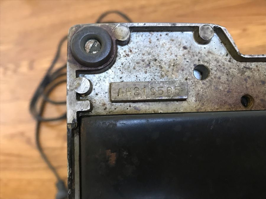 Vintage Singer Featherweight Sewing Machine 15W X 7D X 10H [Photo 11]