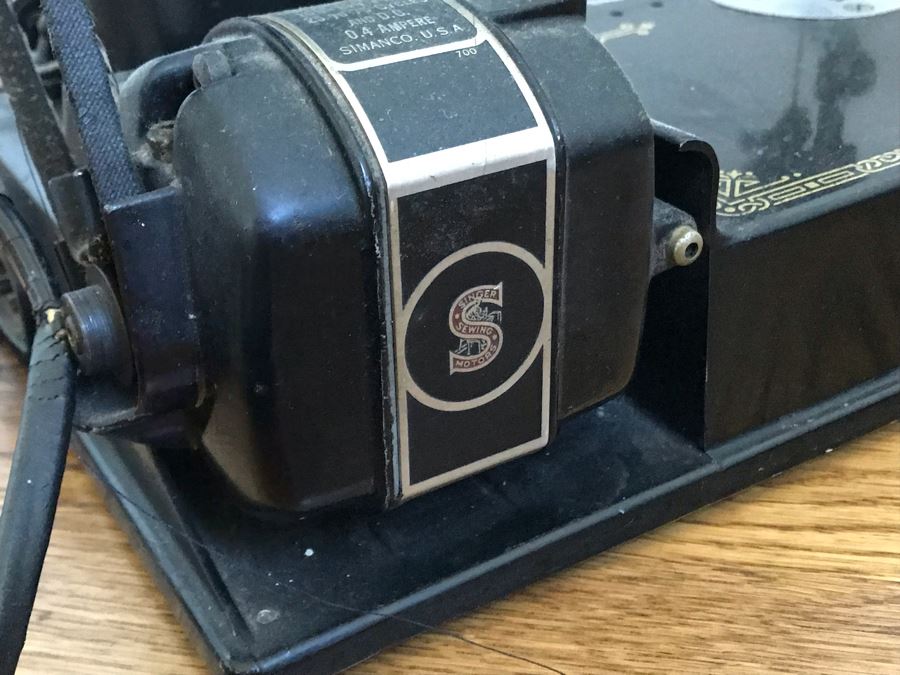 Vintage Singer Featherweight Sewing Machine 15W X 7D X 10H [Photo 9]