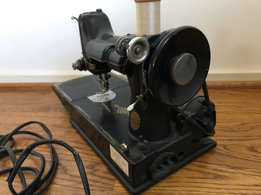 Vintage Singer Featherweight Sewing Machine 15W X 7D X 10H [Photo 6]