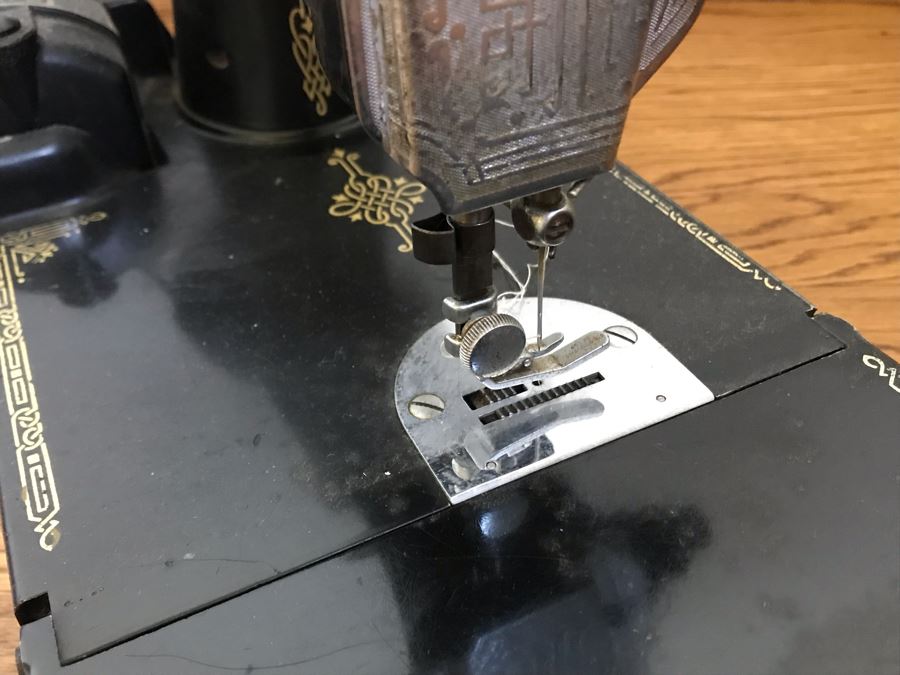 Vintage Singer Featherweight Sewing Machine 15W X 7D X 10H [Photo 13]