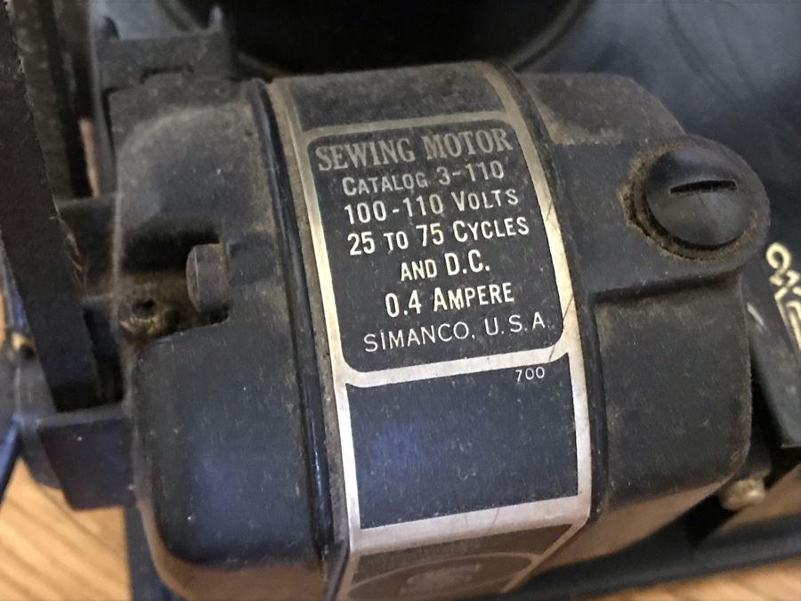 Vintage Singer Featherweight Sewing Machine 15W X 7D X 10H [Photo 8]