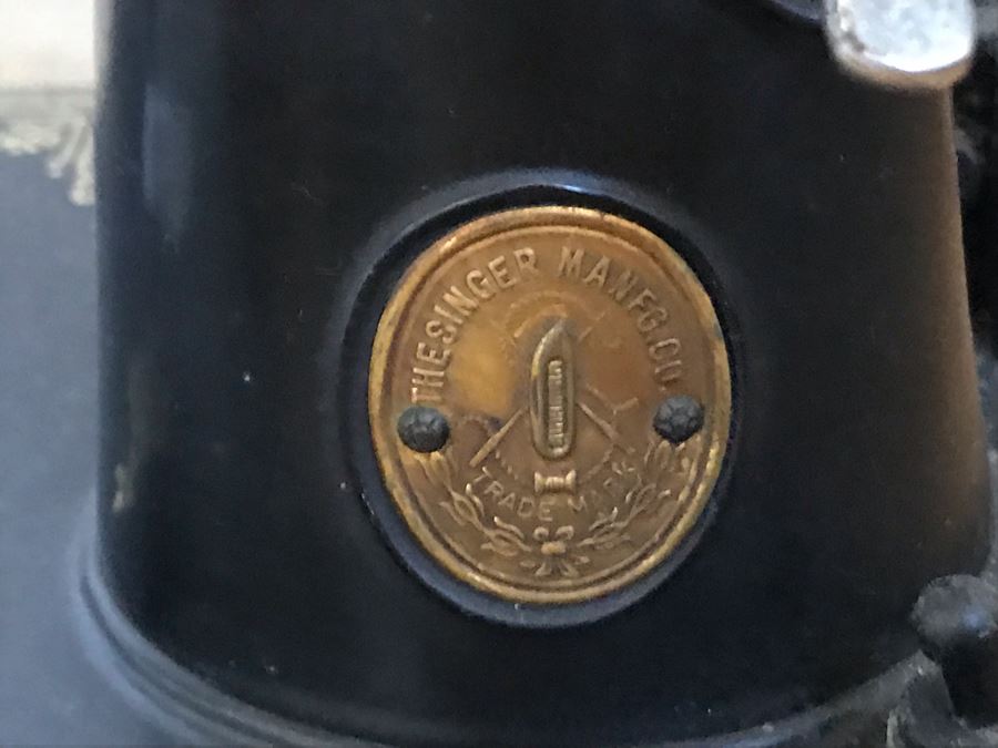 Vintage Singer Featherweight Sewing Machine 15W X 7D X 10H [Photo 4]