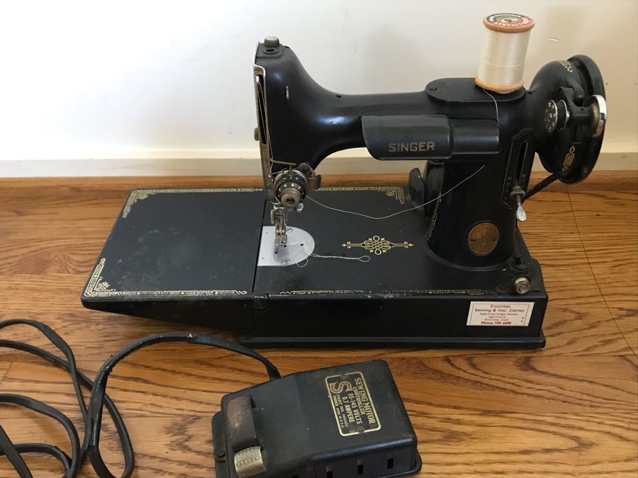 Vintage Singer Featherweight Sewing Machine 15W X 7D X 10H