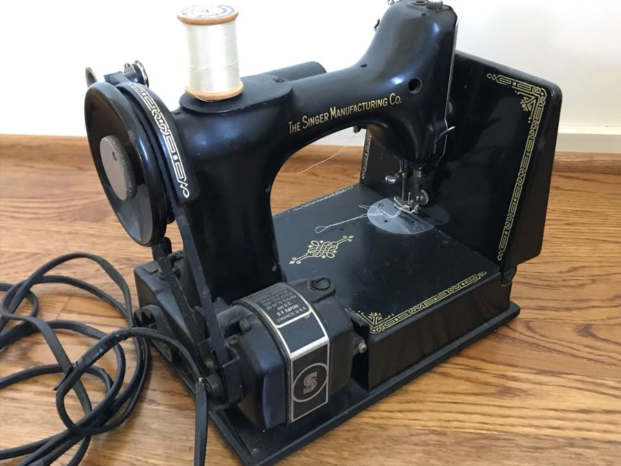 Vintage Singer Featherweight Sewing Machine 15W X 7D X 10H [Photo 10]