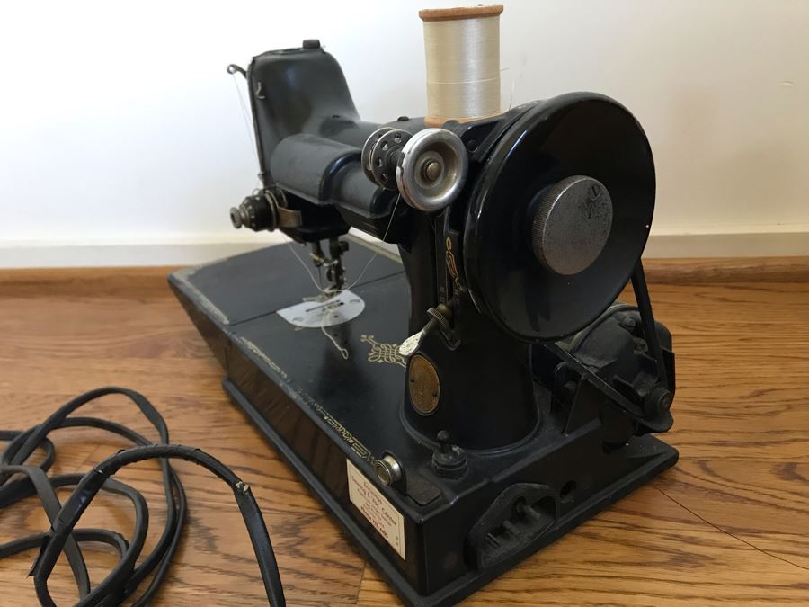 Vintage Singer Featherweight Sewing Machine 15W X 7D X 10H [Photo 5]