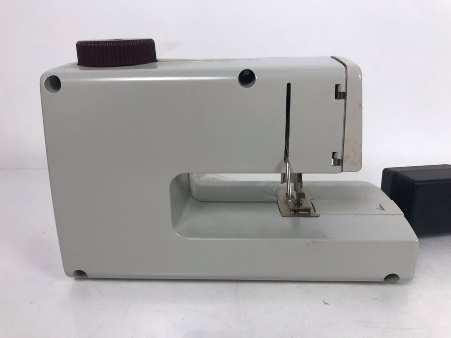 JUST ADDED - SINGER Tiny Tailor Mending Machine [Photo 4]