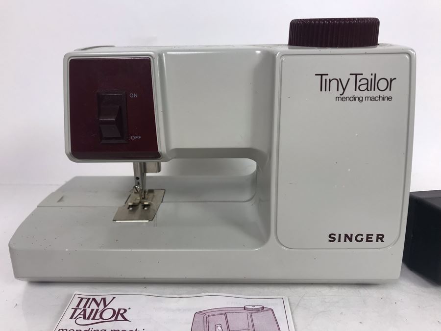 JUST ADDED - SINGER Tiny Tailor Mending Machine [Photo 1]