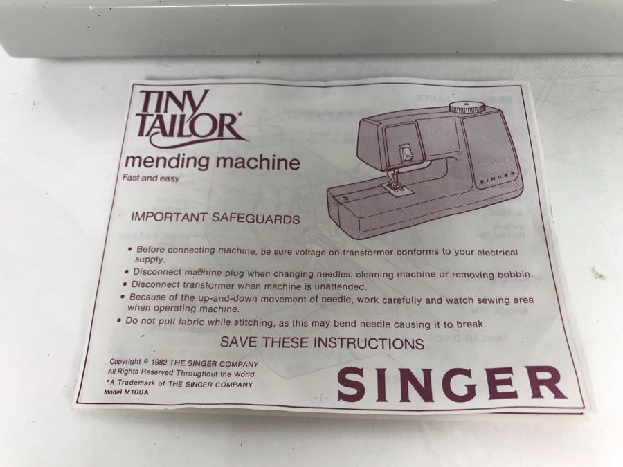 JUST ADDED - SINGER Tiny Tailor Mending Machine [Photo 3]