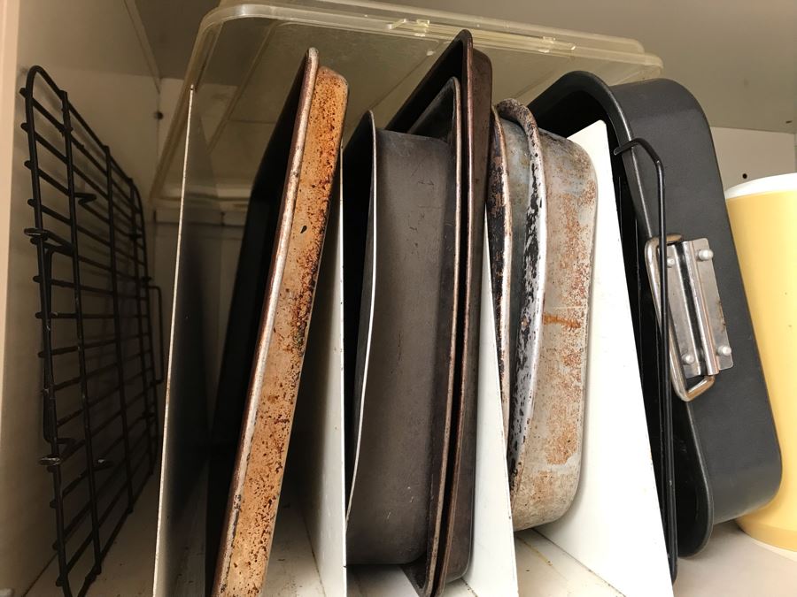 JUST ADDED - Baking Pans And Pitchers Lot [Photo 2]