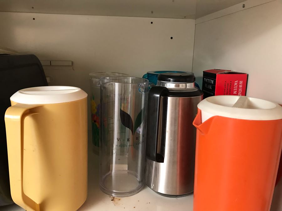 JUST ADDED - Baking Pans And Pitchers Lot [Photo 4]