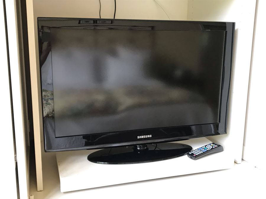 JUST ADDED - Samsung 32' LCD HDTV Model LN32D403E4D [Photo 1]