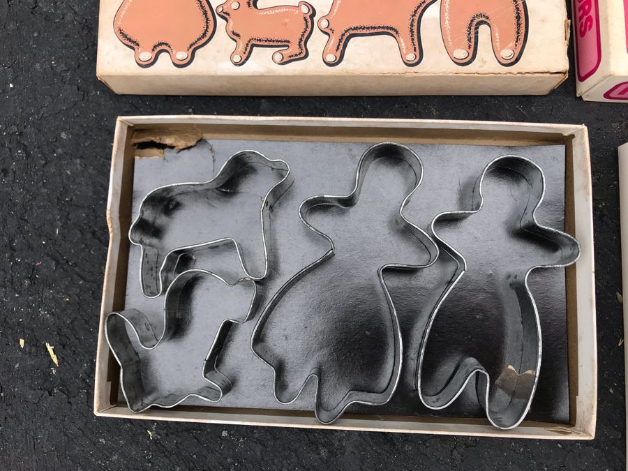 JUST ADDED - Collection Of Vintage Cookie Cutters [Photo 9]