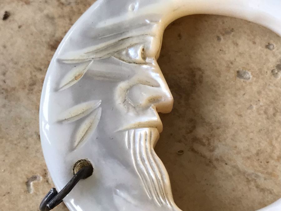 JUST ADDED - Vintage Carved Mother Of Pearl Quarter Crescent Moon Pendant [Photo 3]