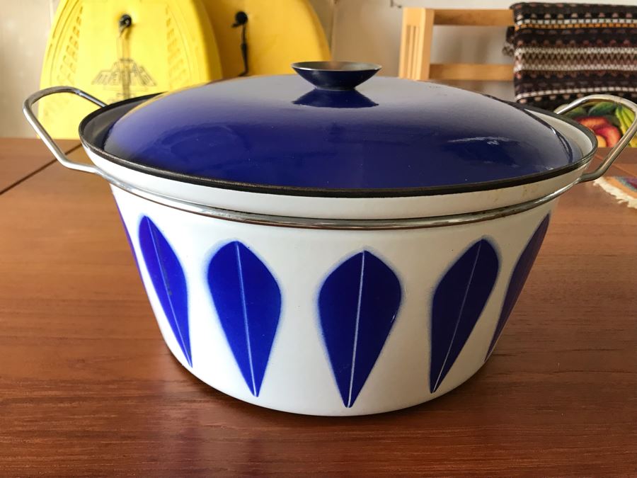 LAST MINUTE ADD - Metal Enamel Pot With Lid And Handle [Photo 1]