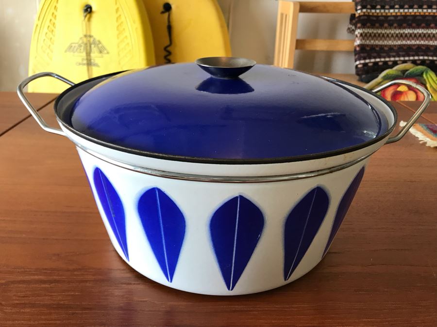 LAST MINUTE ADD - Metal Enamel Pot With Lid And Handle [Photo 2]