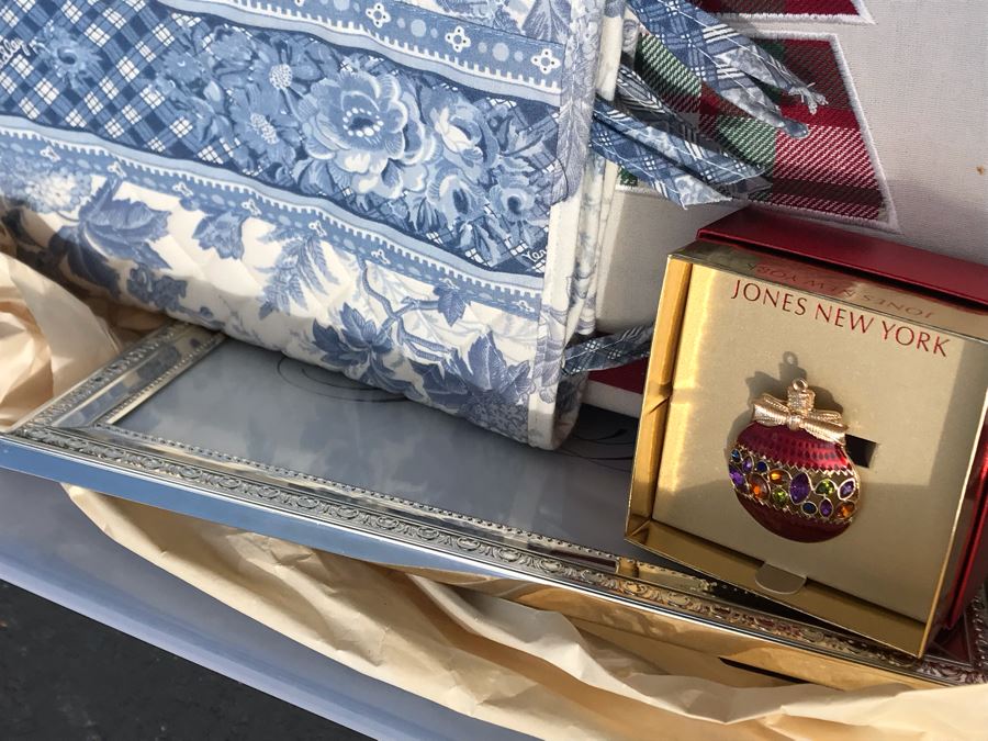 LAST MINUTE ADD - Bin Filled With Christmas Pendant, Picture Frames And Various Items [Photo 5]