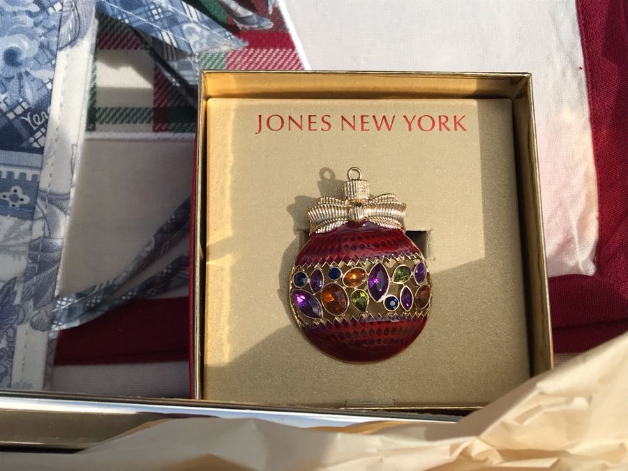 LAST MINUTE ADD - Bin Filled With Christmas Pendant, Picture Frames And Various Items [Photo 3]