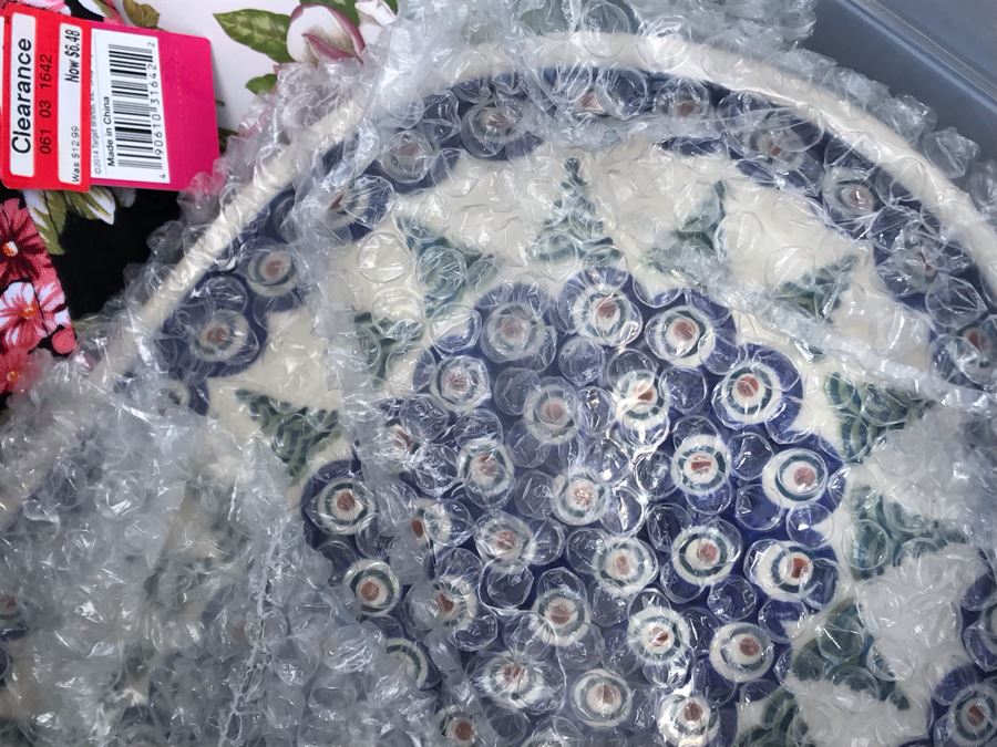 LAST MINUTE ADD - Bin Filled With Christmas Pendant, Picture Frames And Various Items [Photo 6]