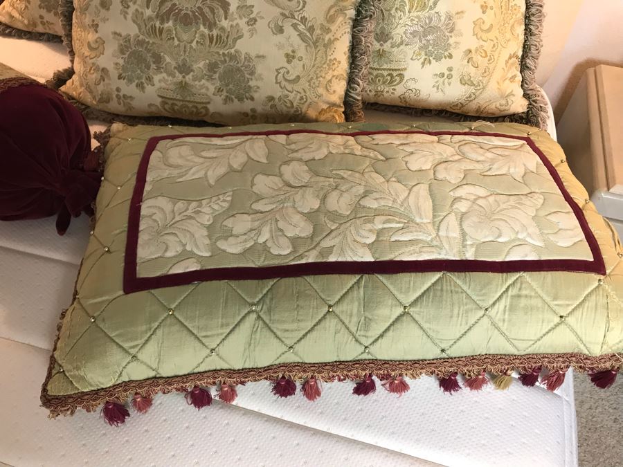 (5) Throw Pillows [Photo 6]